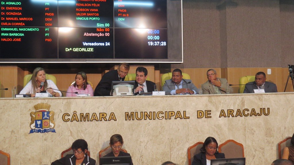 Vereadores pressionam por licitação do transporte; reajuste não é definido Vereadores pressionam por licitação do transporte; reajuste não é definido