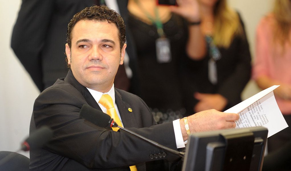 Mãe de presidente da CDH pede perdão por abortos Mãe de presidente da CDH pede perdão por abortos