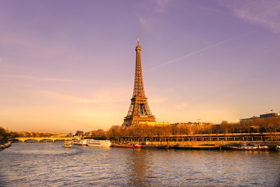Polícia evacua Torre Eiffel após ameaça de atentado Polícia evacua Torre Eiffel após ameaça de atentado