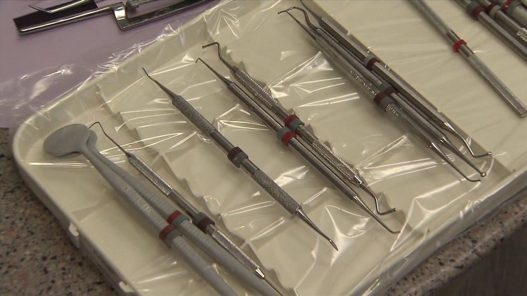 Dentista pode ter infectado 7 mil com HIV nos EUA Dentista pode ter infectado 7 mil com HIV nos EUA