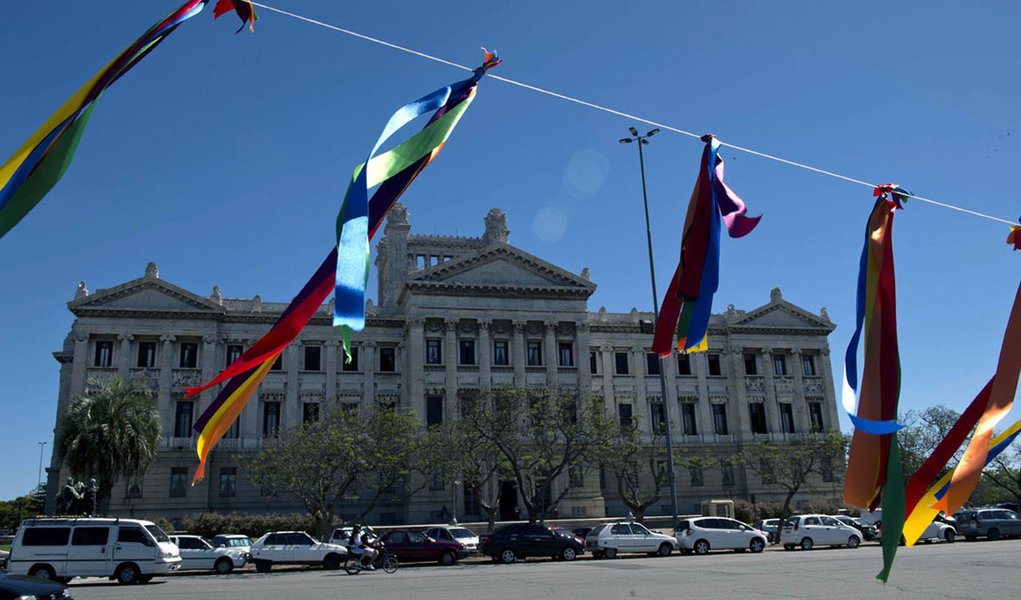 Senado uruguaio aprova casamento gay Senado uruguaio aprova casamento gay