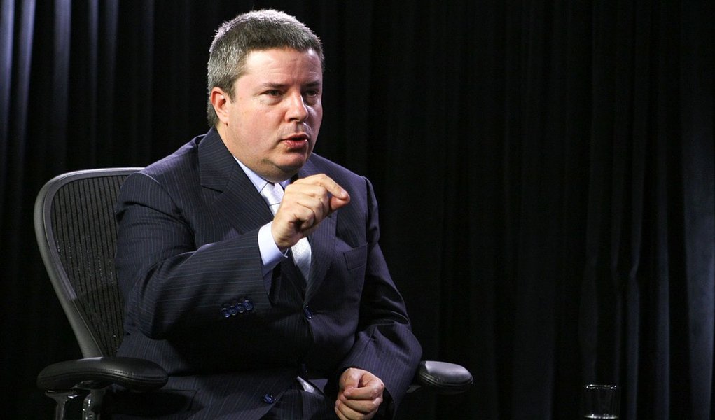 Anastasia elogia Dilma e diz ser contra confronto Anastasia elogia Dilma e diz ser contra confronto