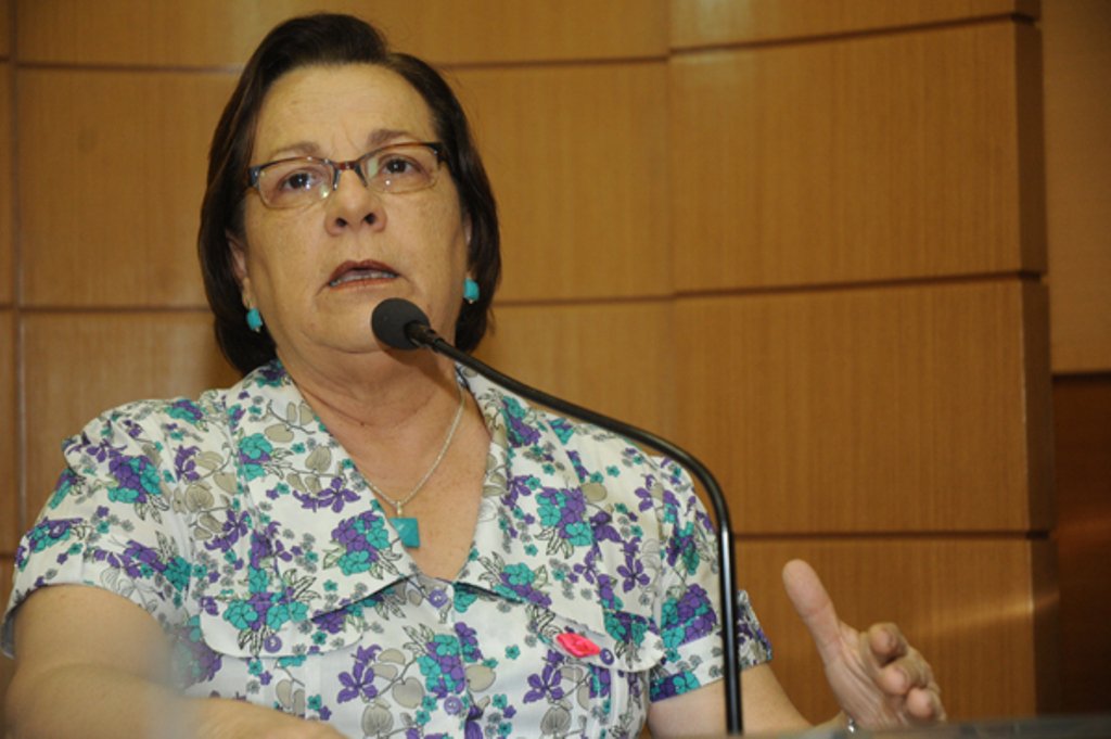 Ana Lúcia rebate pesquisa: “salário de professor é miserável” Ana Lúcia rebate pesquisa: “salário de professor é miserável”