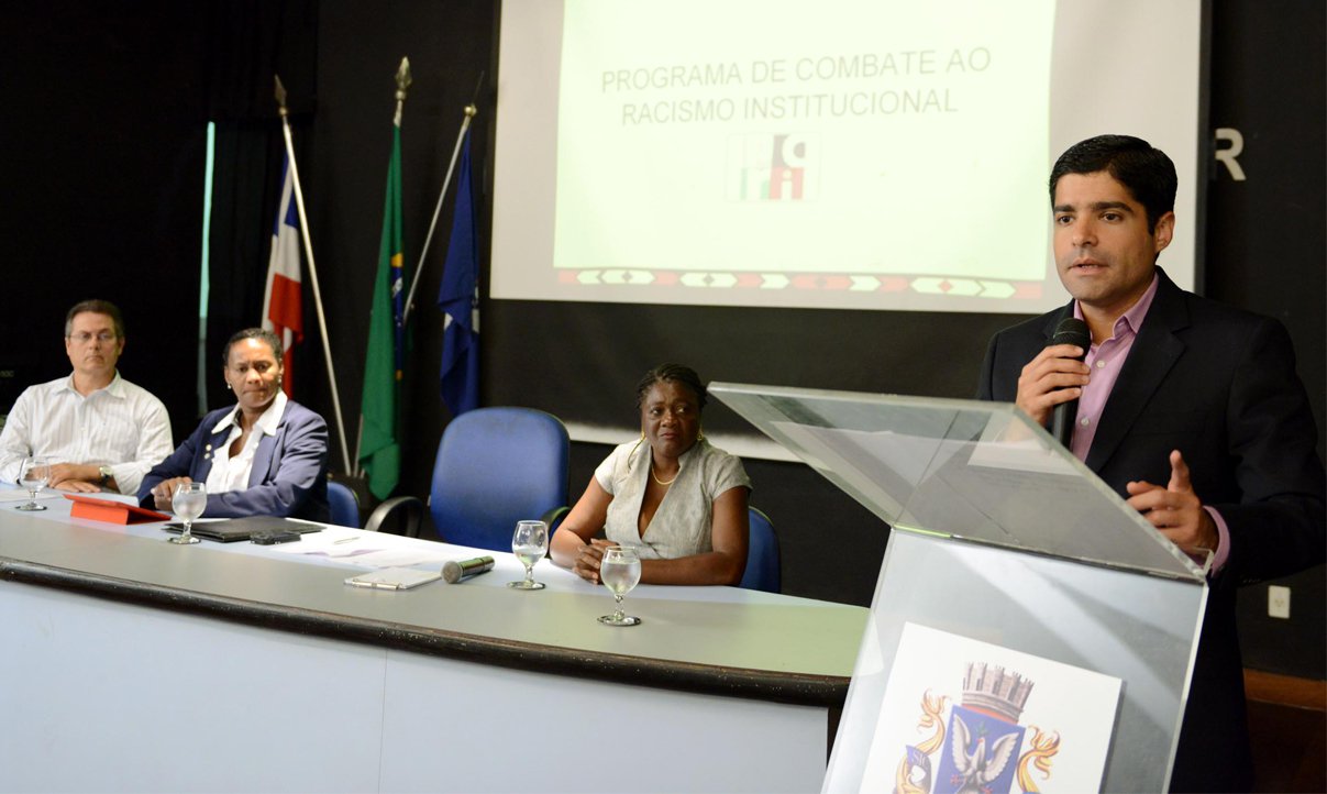 ACM decreta combate ao racismo institucional ACM decreta combate ao racismo institucional