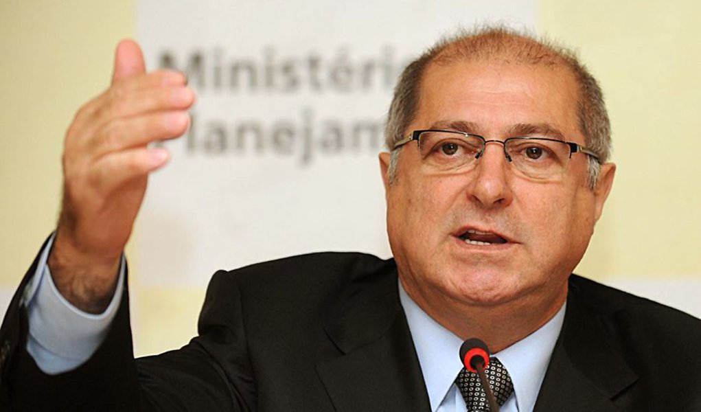 Paulo Bernardo: “Única saída é investimentos” Paulo Bernardo: “Única saída é investimentos”