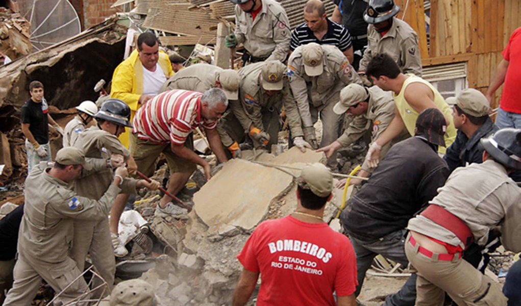 Bombeiros de Minas treinam militares cariocas Bombeiros de Minas treinam militares cariocas