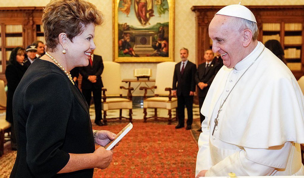 Papa diz a Dilma que ficou comovido com Santa Maria Papa diz a Dilma que ficou comovido com Santa Maria