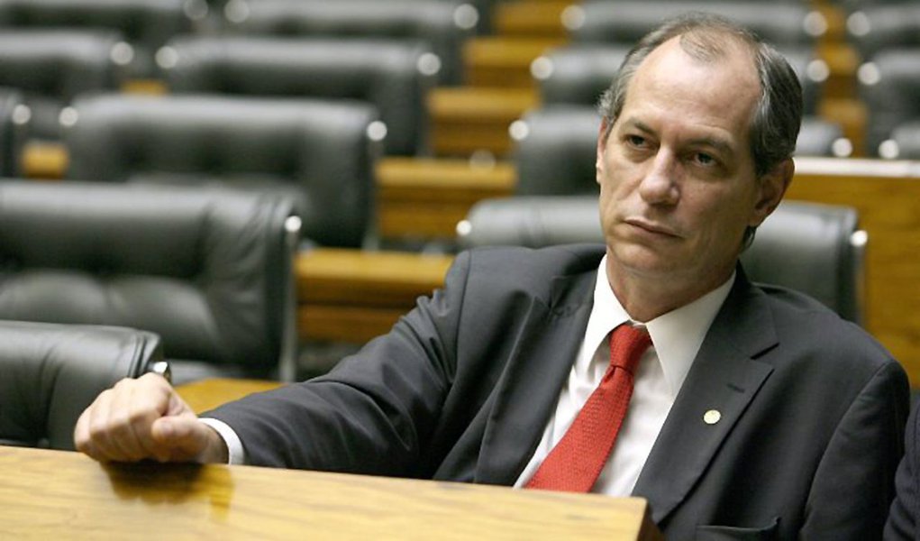 Ciro muda de opinião e defende candidato do PSB Ciro muda de opinião e defende candidato do PSB