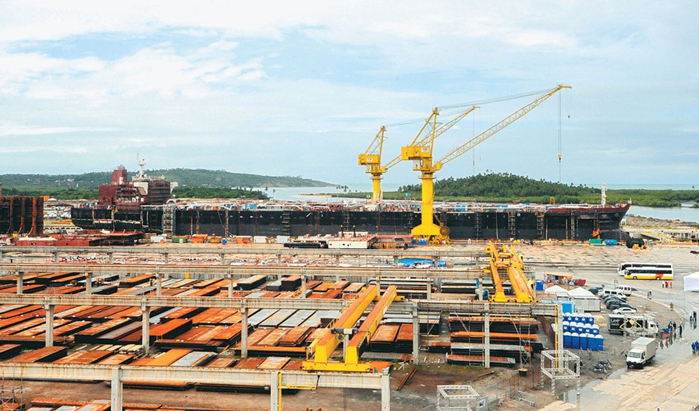 Petroleiro deixa estaleiro com dois anos de atraso Petroleiro deixa estaleiro com dois anos de atraso