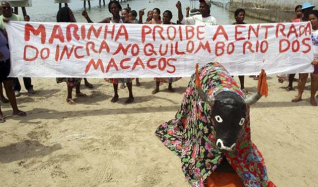 Quilombolas acusam Marinha de violência física (Foto: Lúcio Távora/A Tarde) Quilombolas acusam Marinha de violência física