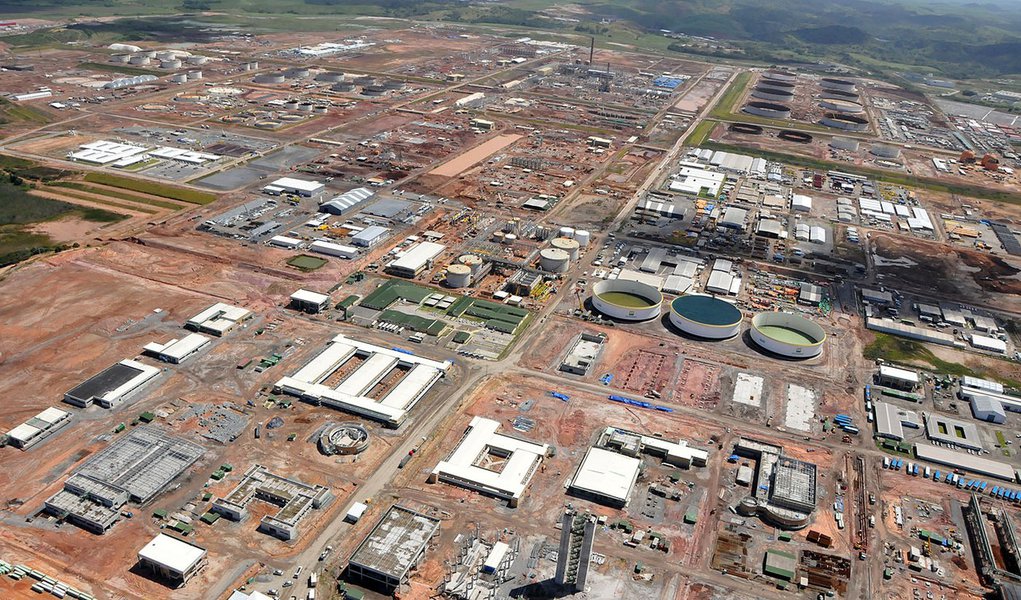 Aditivos elevam custos da refinaria em R$ 1 bilhão Aditivos elevam custos da refinaria em R$ 1 bilhão