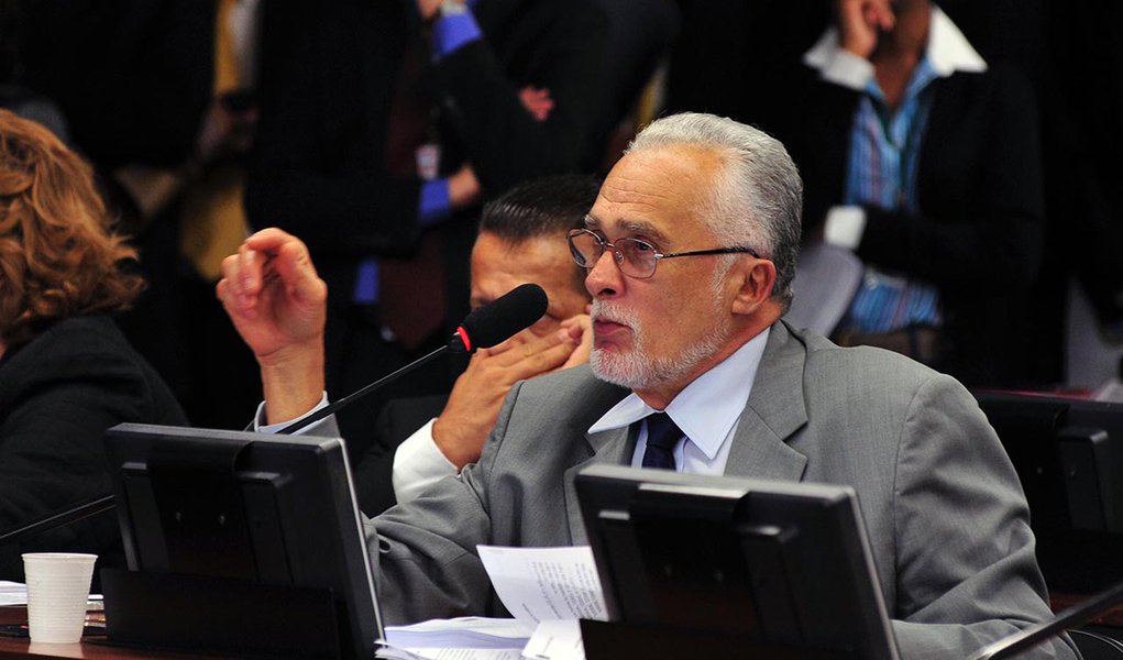 Genoino é transferido para o Sírio-Libanês, em SP (Foto: Zeca Ribeiro_) Genoino é transferido para o Sírio-Libanês, em SP