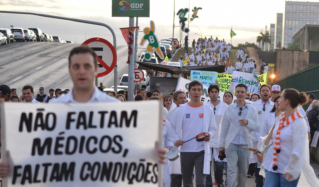 Associação Médica Brasileira vai à Justiça contra Mais Médicos Associação Médica Brasileira vai à Justiça contra Mais Médicos
