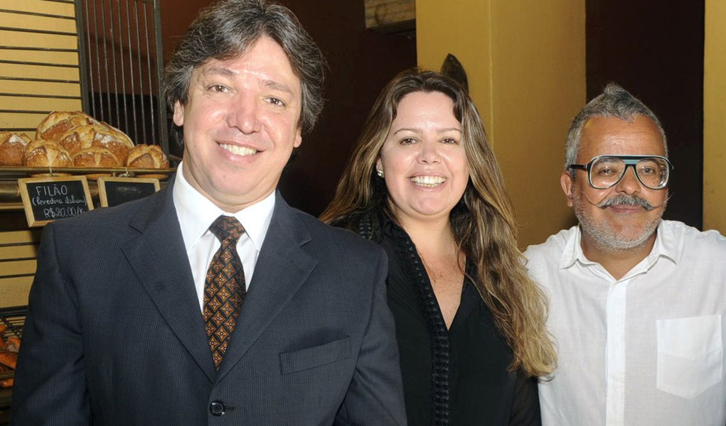 Ronaldo Fraga assina parceria com Mães de Minas Ronaldo Fraga assina parceria com Mães de Minas