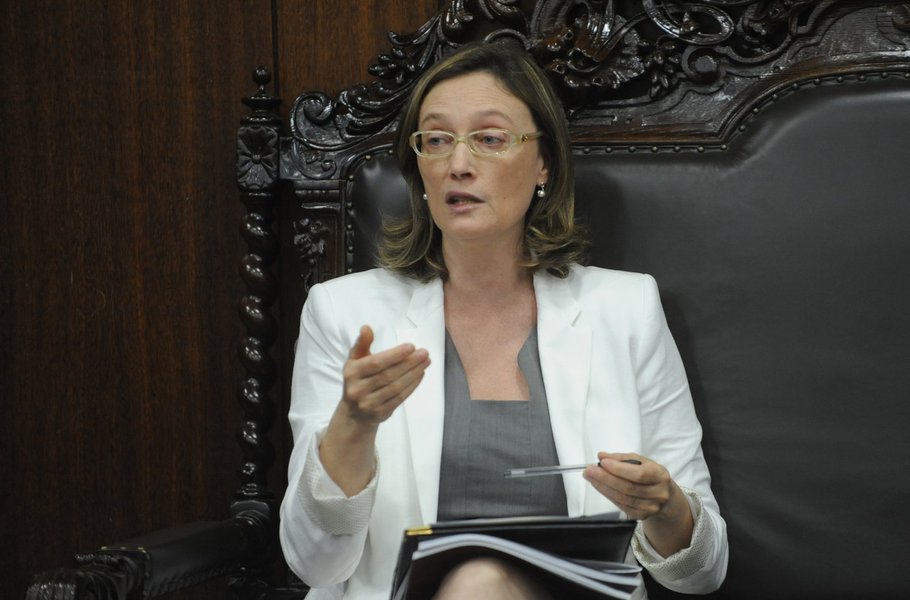 “Manuais da ditadura estão vigentes”, diz ministra “Manuais da ditadura estão vigentes”, diz ministra