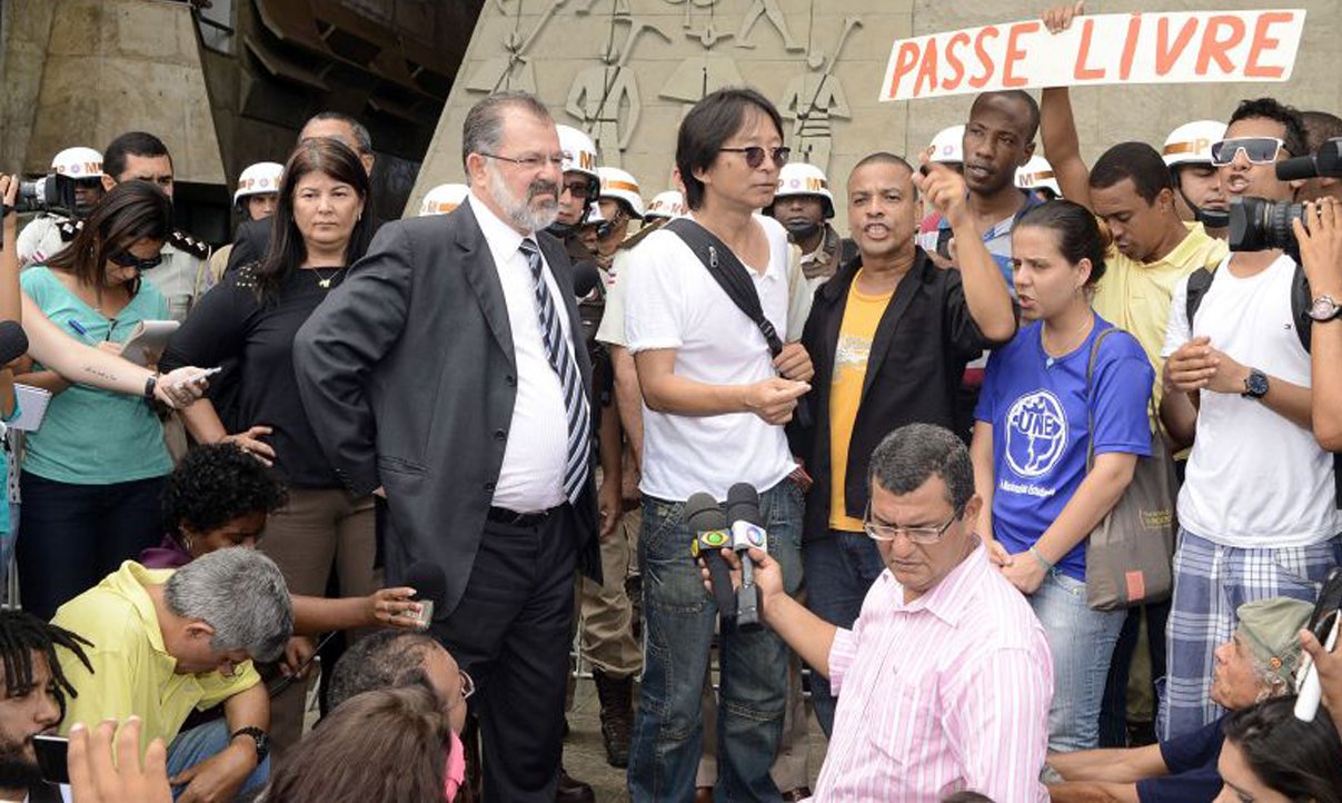 Manifestantes pressionam governo por passe livre Manifestantes pressionam governo por passe livre
