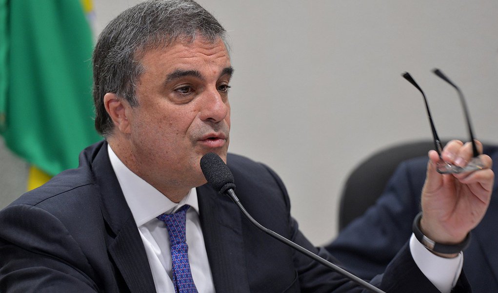 Cardozo defende punição em caso de jatos da FAB Cardozo defende punição em caso de jatos da FAB