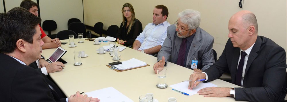 Após crise, Gerir decide comprar 10 macas ao Hugo (Foto: ) Após crise, Gerir decide comprar 10 macas ao Hugo