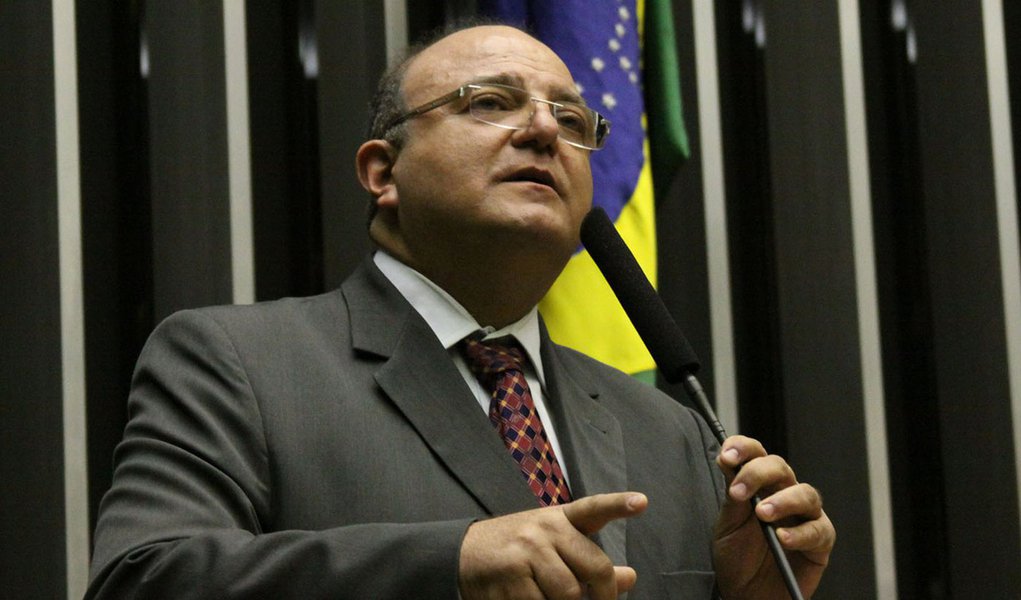 Vaccarezza nega racha na base aliada do governo Vaccarezza nega racha na base aliada do governo