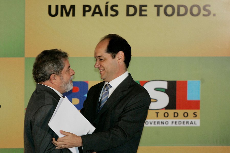 Eugenio Bucci diz que Dilma está completamente só Eugenio Bucci diz que Dilma está completamente só