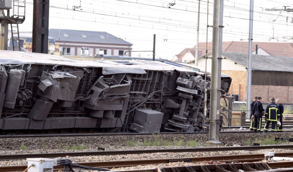 Acidente de trem mata ao menos seis na França Acidente de trem mata ao menos seis na França