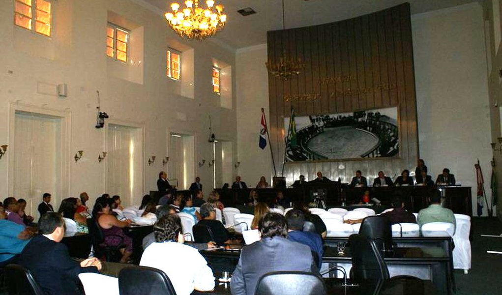 Assembleia de Alagoas paga R$ 7 milhões a mais em salários Assembleia de Alagoas paga R$ 7 milhões a mais em salários