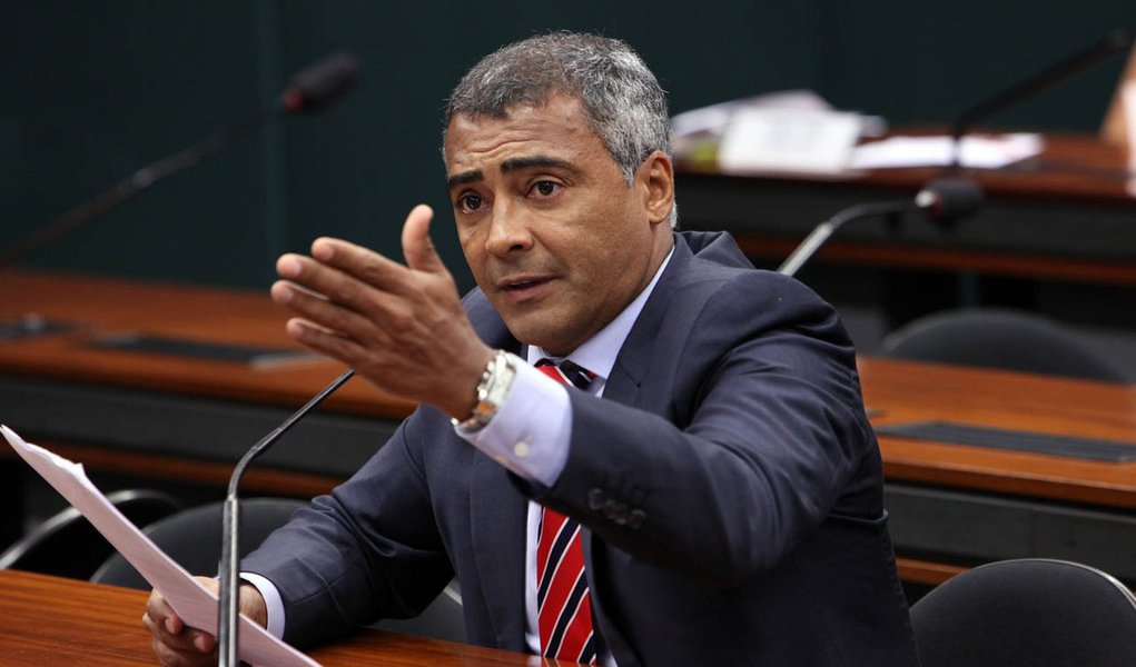 Romário, com dor de cotovelo, ataca a tudo e a todos Romário, com dor de cotovelo, ataca a tudo e a todos