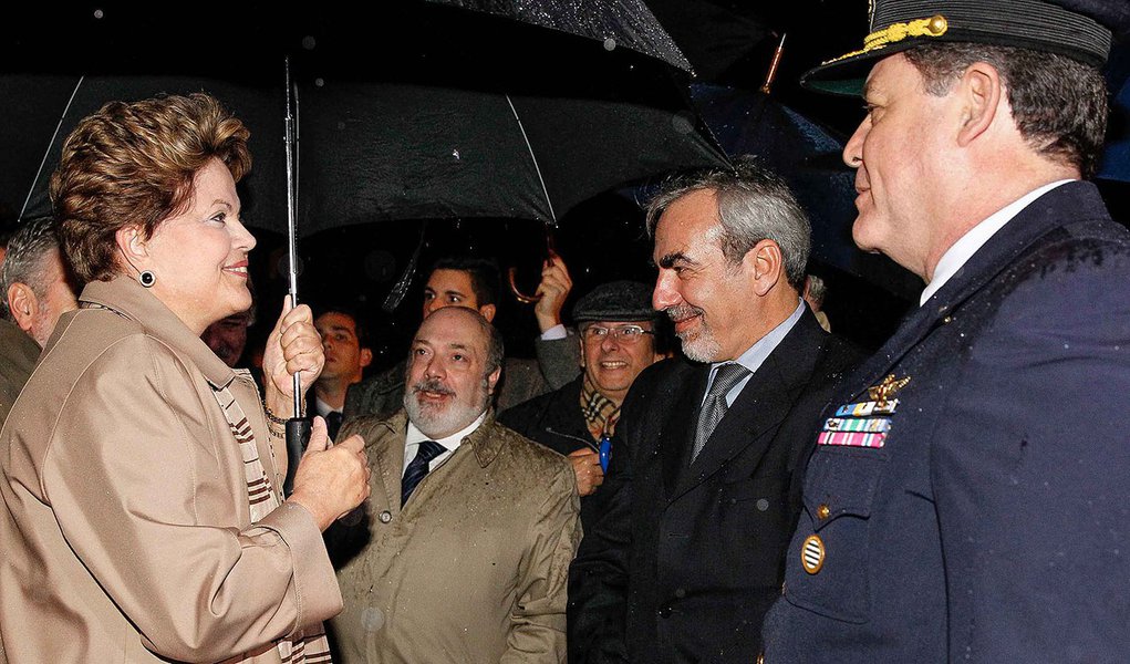 Dilma defende no Mercosul repúdio a espionagens Dilma defende no Mercosul repúdio a espionagens