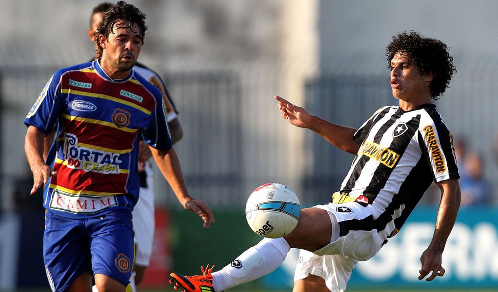 Botafogo vacila no fim e fica no empate com Madureira (Foto: SATIRO SODR…/Agência Estado) Botafogo vacila no fim e fica no empate com Madureira