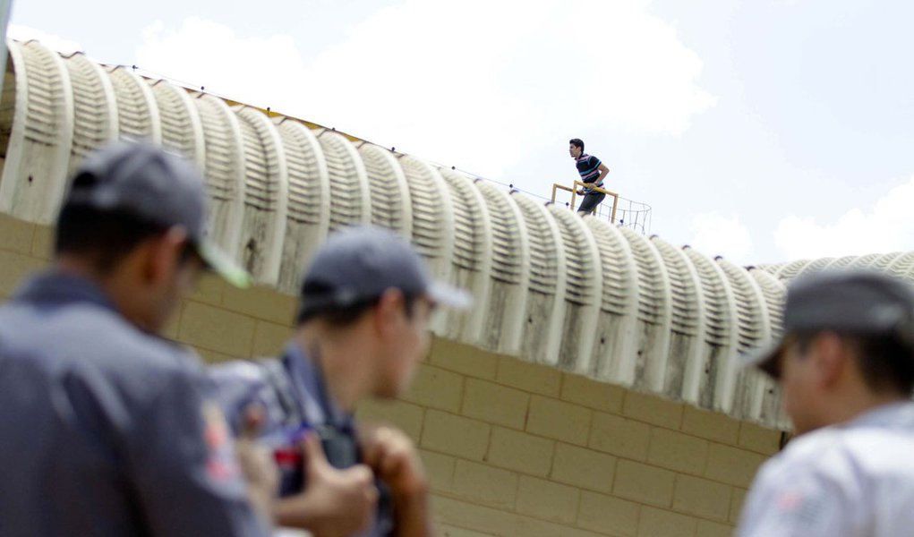 Menores provocam tumulto na Fundação Casa, em São Paulo (Foto: PAULO FISCHER/AGÊNCIA ESTADO) Menores provocam tumulto na Fundação Casa, em São Paulo