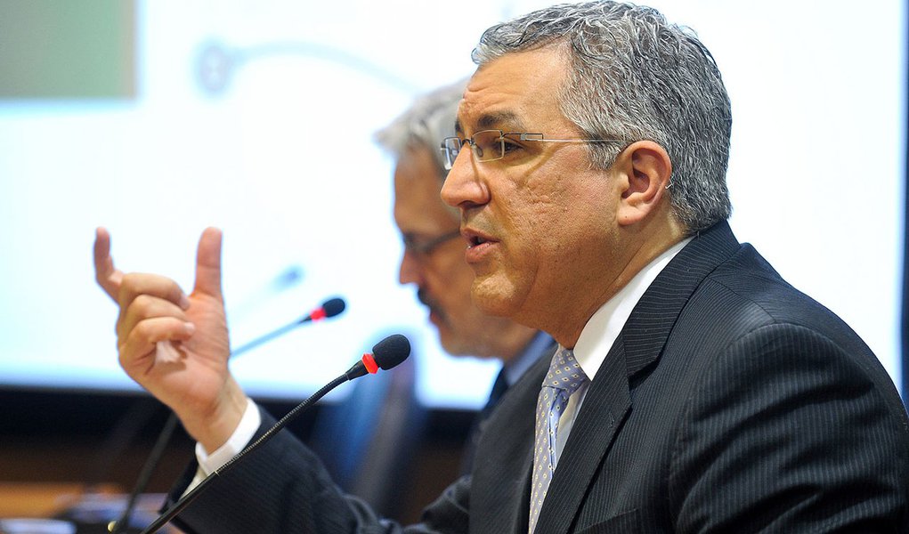 Padilha cancela ida a Espanha para importar médicos Padilha cancela ida a Espanha para importar médicos