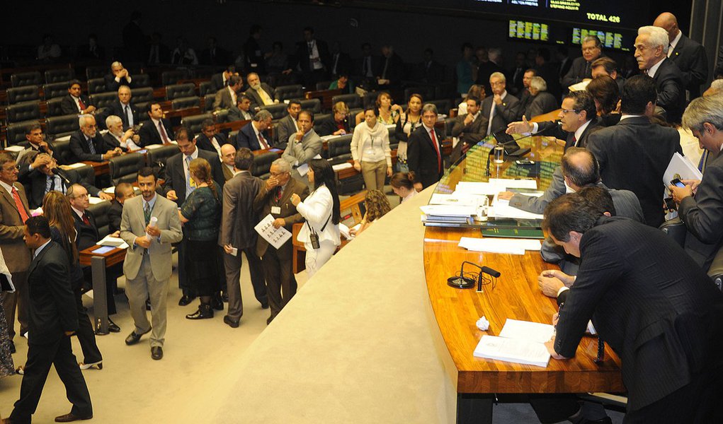 Manobra adia votação sobre royalties Manobra adia votação sobre royalties