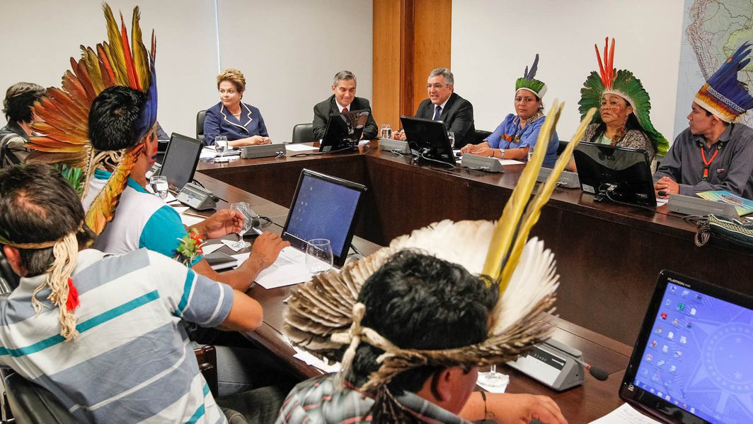 Índios pedem a Dilma demarcação pela Funai (Foto: Roberto Stuckert Filho) Índios pedem a Dilma demarcação pela Funai