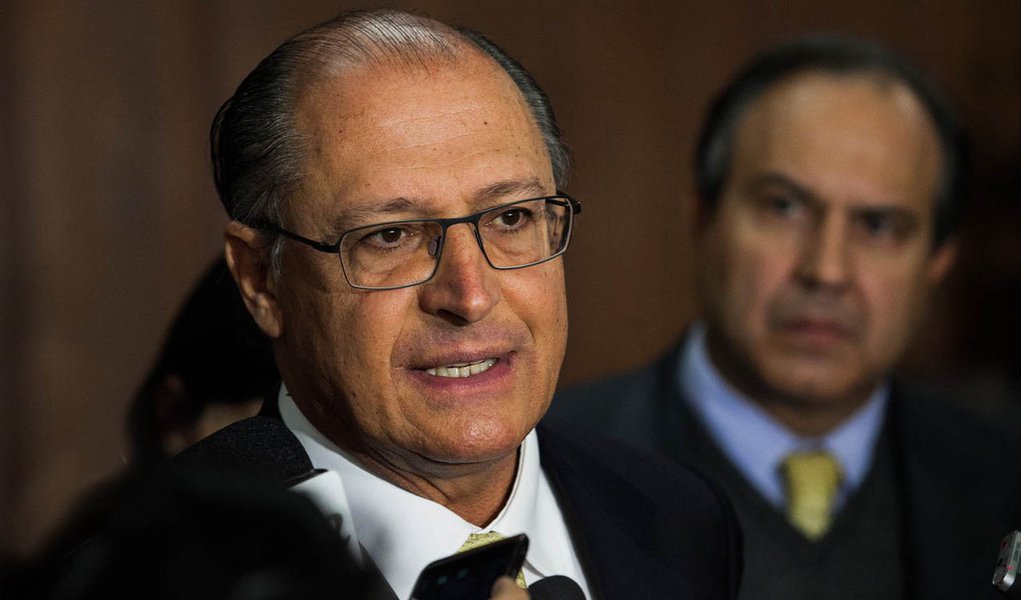 Médico, Alckmin critica estágio de 2 anos no SUS Médico, Alckmin critica estágio de 2 anos no SUS
