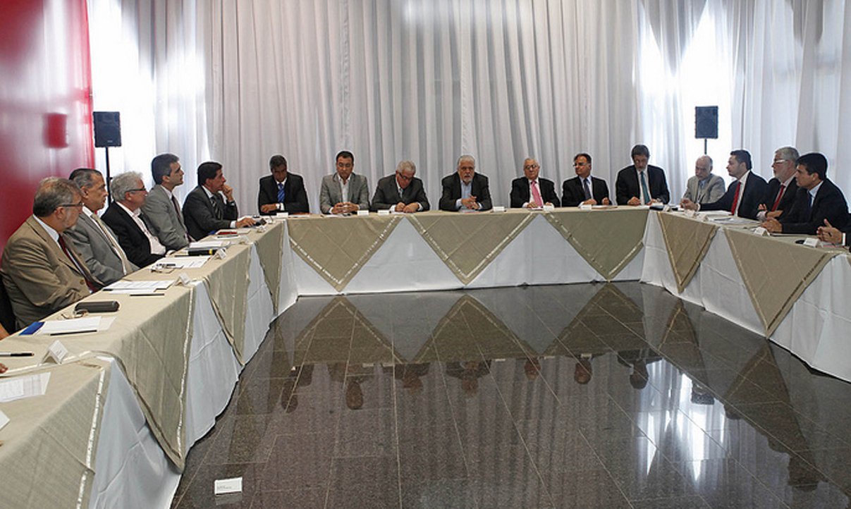Wagner anuncia redução de gastos nas secretarias Wagner anuncia redução de gastos nas secretarias