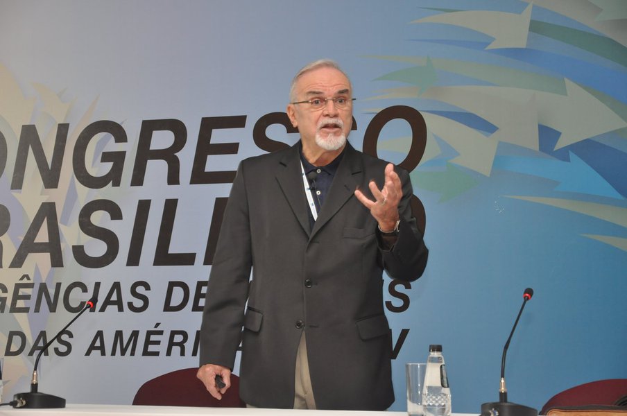 Com Temer poeta e Renan professor de ética, Damatta quer sair do País Com Temer poeta e Renan professor de ética, Damatta quer sair do País