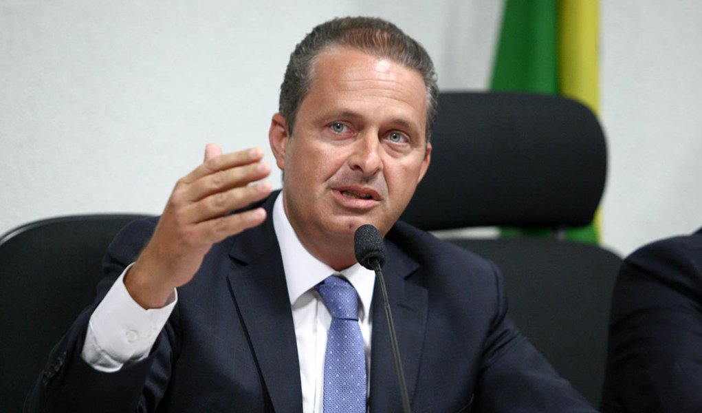 Eduardo Campos vai a Brasília buscar recursos (Foto: Sergio Lima/Folhapress) Eduardo Campos vai a Brasília buscar recursos