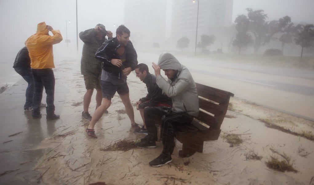 Com ventos de 130 k/h, Furacão Isaac ameaça Nova Orleans (Foto: Michael Spooneybarger/Reuters) Com ventos de 130 k/h, Furacão Isaac ameaça Nova Orleans
