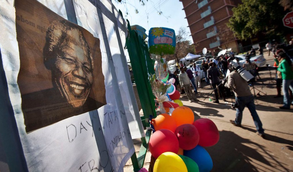 Mandela completa um mês hospitalizado Mandela completa um mês hospitalizado