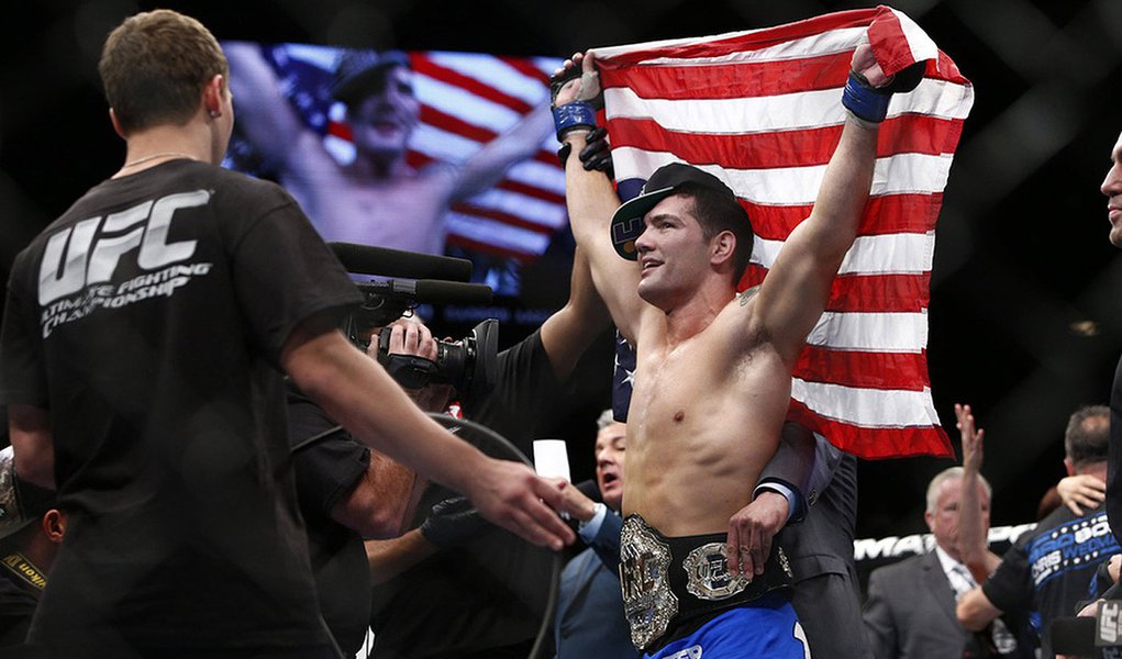 Anderson Silva brinca e perde feio no UFC (Foto: Esther Lin) Anderson Silva brinca e perde feio no UFC
