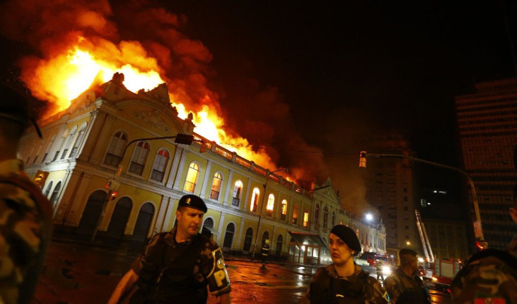 Incêndio atinge Mercado Público em Porto Alegre Incêndio atinge Mercado Público em Porto Alegre
