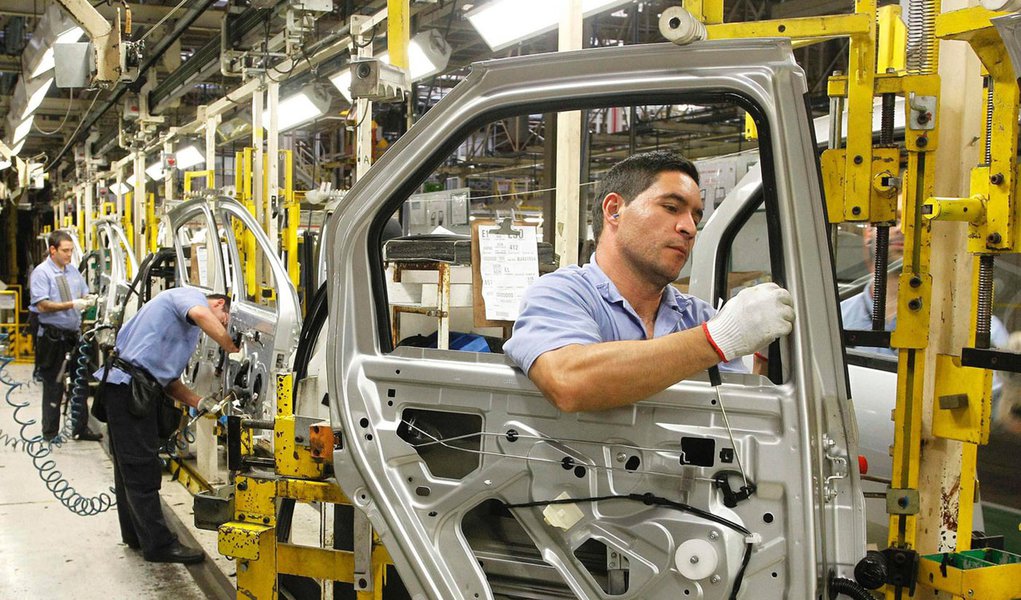 Produção industrial fecha 2012 com queda de 2,7% Produção industrial fecha 2012 com queda de 2,7%