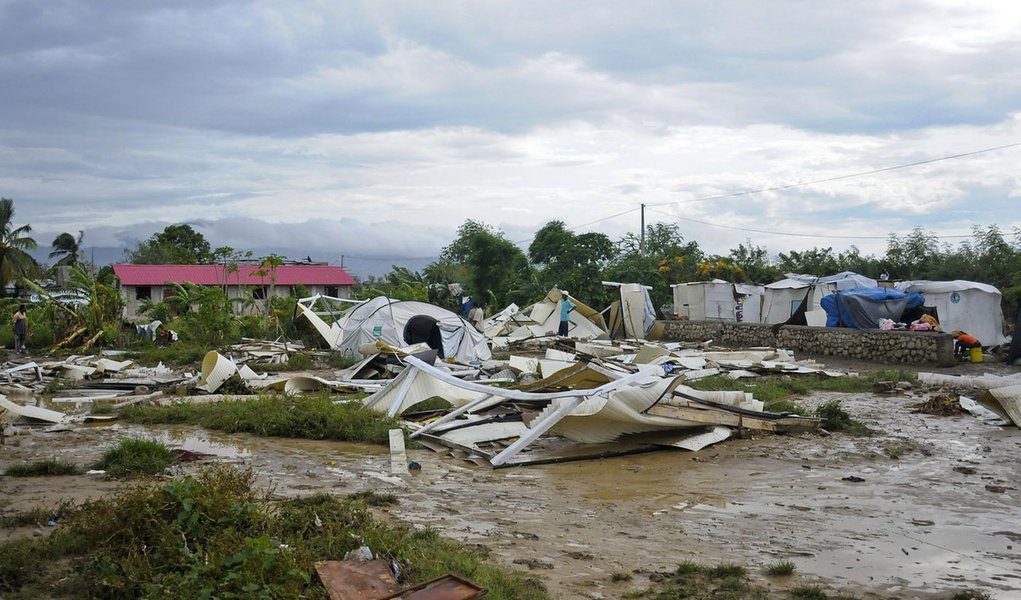 Isaac deixa 19 mortos e seis desaparecidos no Haiti (Foto: SWOAN PARKER/Reuters) Isaac deixa 19 mortos e seis desaparecidos no Haiti