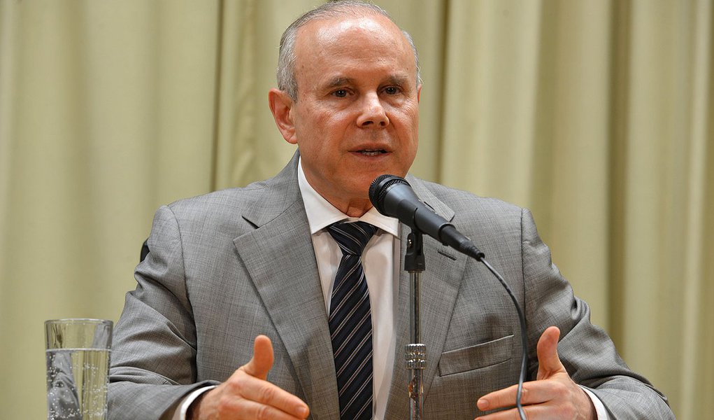 Mantega: governo não estuda corte em ministérios Mantega: governo não estuda corte em ministérios