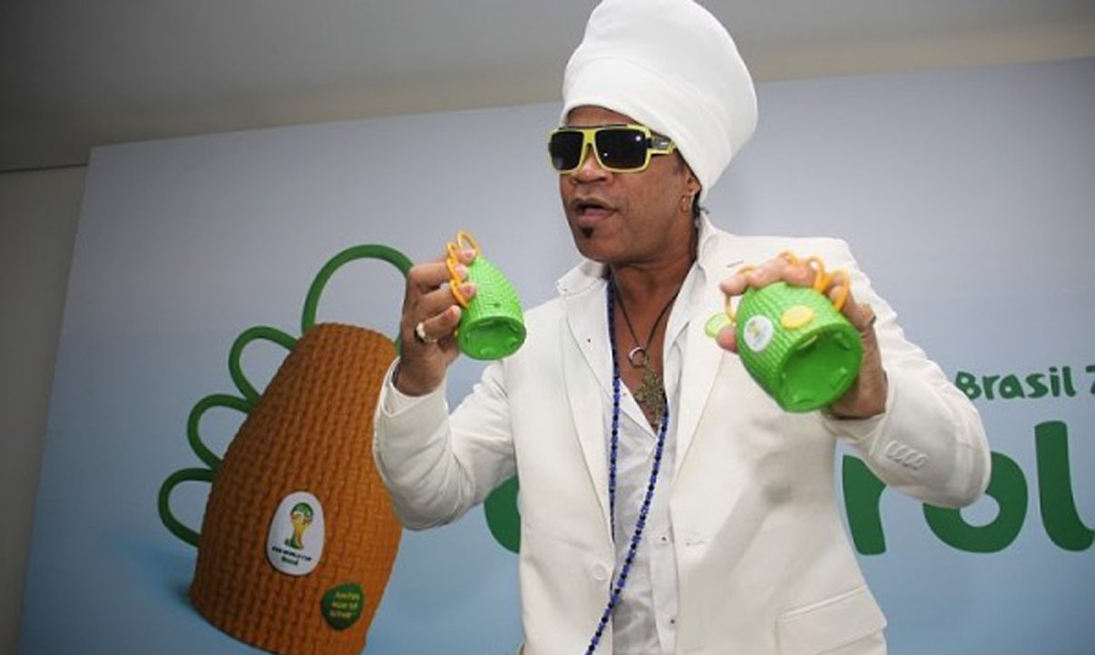 Brown aposta em sucesso da caxirola na Copa 2014 Brown aposta em sucesso da caxirola na Copa 2014