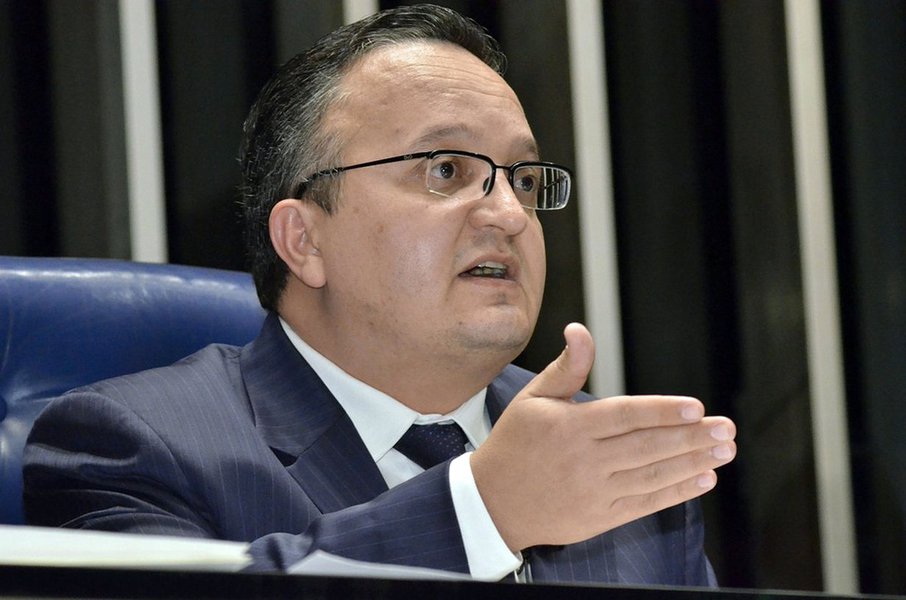 Rival de Renan, Taques também sofre denúncias Rival de Renan, Taques também sofre denúncias