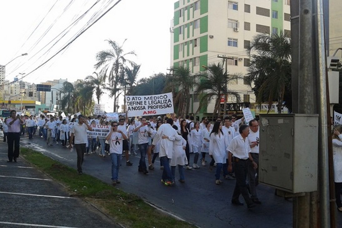 Médicos vão às ruas de Goiânia para protestar Médicos vão às ruas de Goiânia para protestar