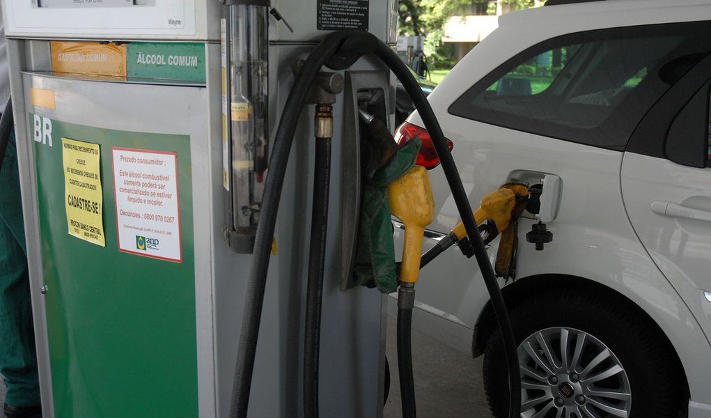 Petrobras anuncia aumento de 6,6% no preço da gasolina Petrobras anuncia aumento de 6,6% no preço da gasolina