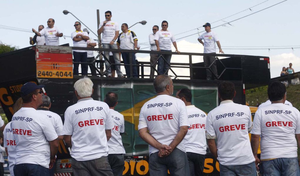 Policiais rodoviários federais em greve fazem manifestação em São Paulo (Foto: Joel Silva/Folhapress) Policiais rodoviários federais em greve fazem manifestação em São Paulo