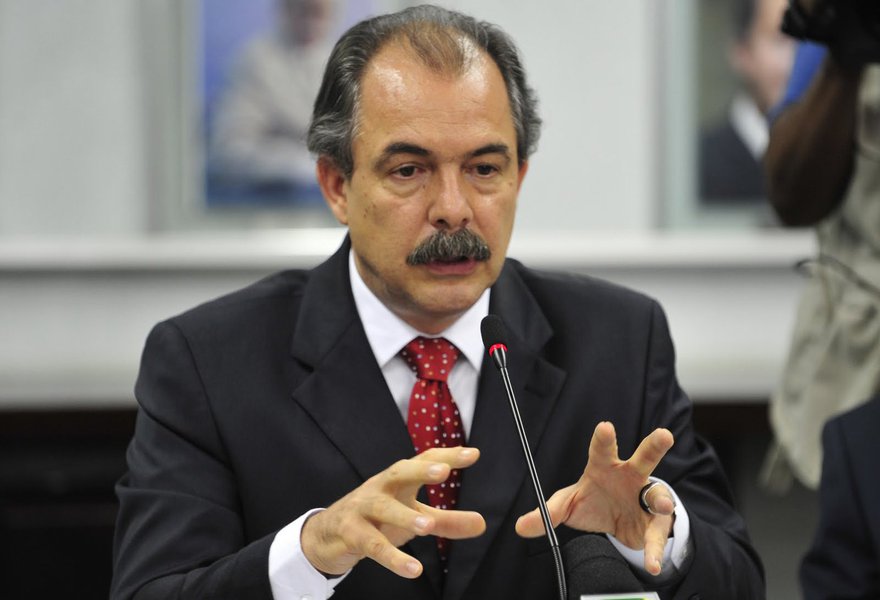 Mercadante defende um Enem por ano Mercadante defende um Enem por ano